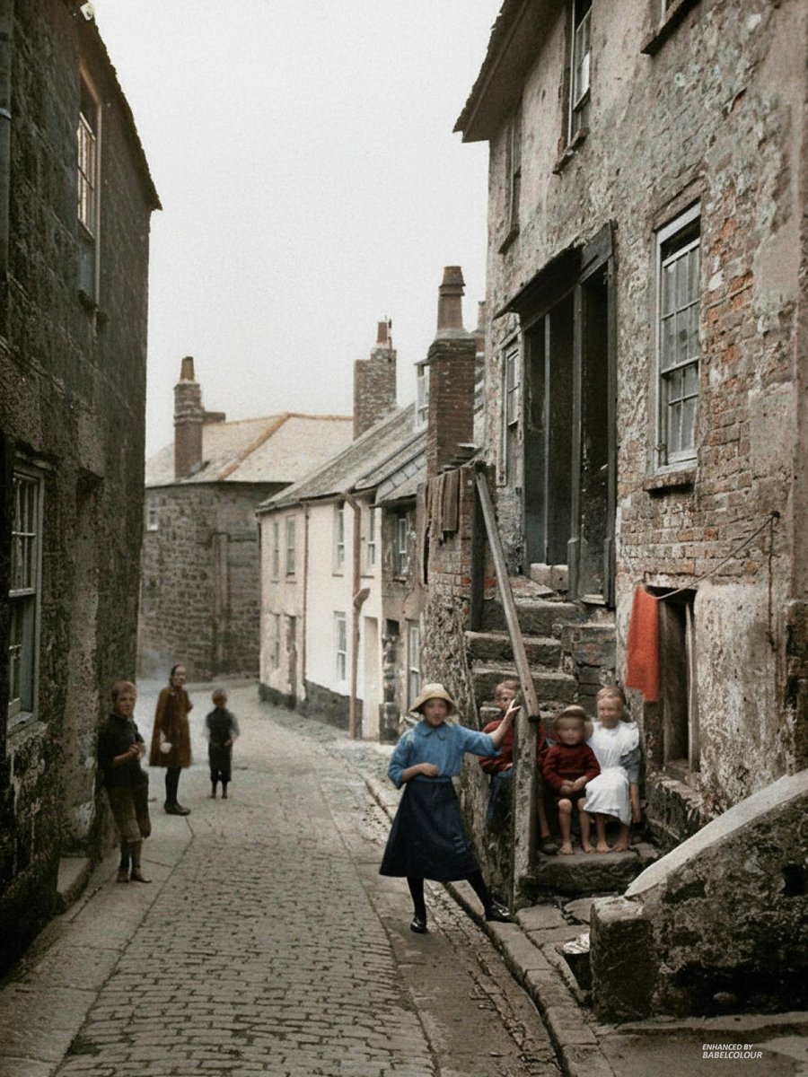 StuartHumphryes's tweet image. West Country life before the Great War, photographed along the cobbled alleyways of St Ives, in Cornwall, south west England. This autochrome was taken in colour 113 years ago in the August of 1913, by the visiting French photographer Auguste Léon. 
It is original colour, not