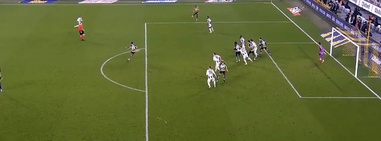 Talisca, Kasımpaşalı futbolcuya faul yapıyor, verilmiyor. Pozisyonun devamında Kasımpaşa'ya kırmızı kart gösteriliyor. Ardından Fenerbahçe'nin ofsayt golü geliyor. Zincirleme desteğe rağmen, 10 kişi rakibinden gol yiyor.