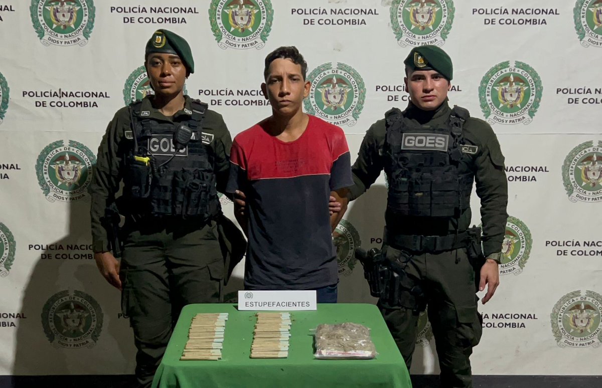 #Noticia🔴 | En medio de operativos contra el microtráfico en la comuna 4 de Barrancabermeja, la Policía Nacional de Colombia capturó a alias “Eduar”, de 25 años, en el sector conocido como la carrilera del Palmar. 

Durante el procedimiento, los uniformados hallaron en su poder