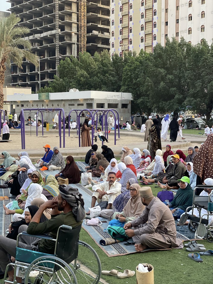 manasikrg's tweet photo. جهود عظيمة تُذكر فتُشكر 🤍 مناسك تواصل عطائها في خدمة ضيوف الرحمن، من خلال توفير الفرش للمصلين حول الحرم في منطقة المسفلة، لتسهيل عبادتهم في أجواء مريحة ومنظمة 🌿 عمل إنساني يجسد روح العطاء وخدمة قاصدي بيت الله الحرام.
#مناسك #خدمة_ضيوف_الرحمن #الحرم_المكي #مكة #العمل_الخيري https://t.co/OubIVWEvpm