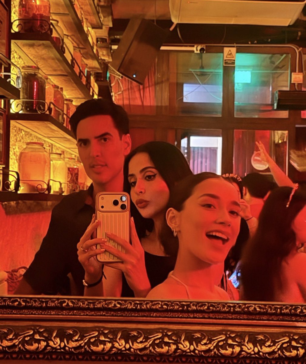 HablemosDeFredo's tweet photo. Nuestro grupo de 3 favorito en Colombia 🇨🇴 a semanas de la boda de Fredo 💖 https://t.co/3uC6PBinZG