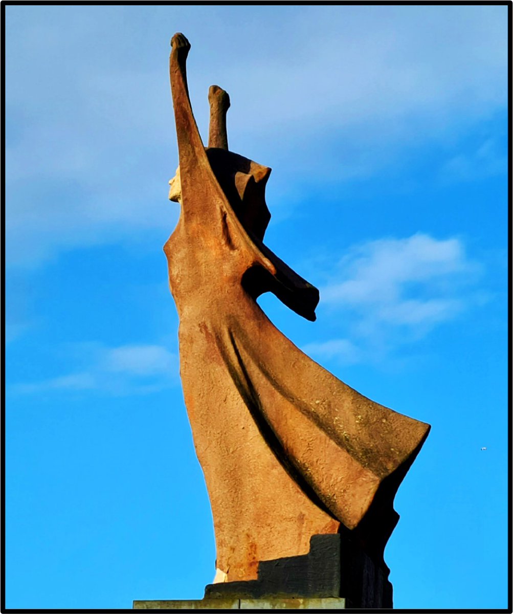 La Pasionaria on Clyde Street in Glasgow. A favourite of many people, this statue is a memorial to the 2,100 British volunteers who fought against Franco’s forces in the Spanish Civil War between 1936 and 1939. Of these, 534 died, including 65 from Glasgow.

Cont./

#glasgow