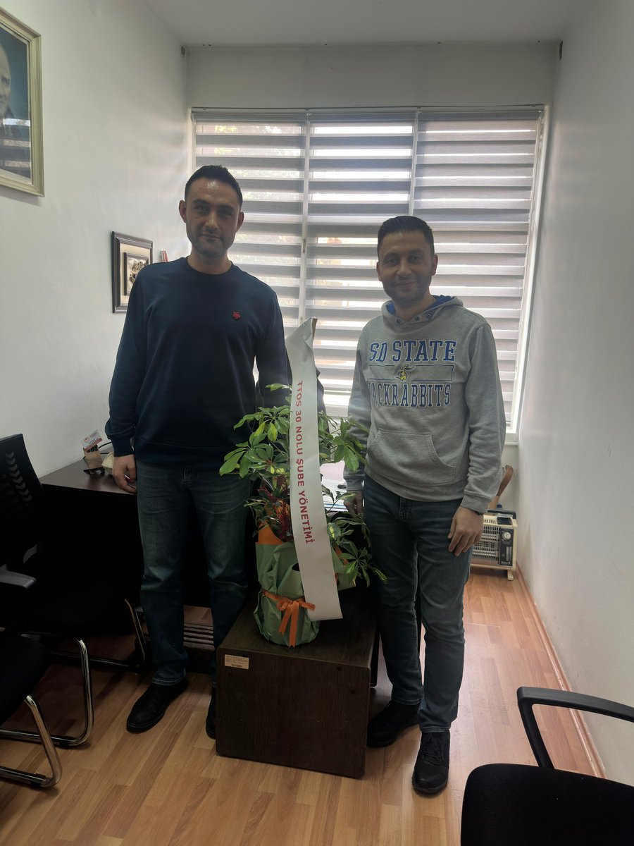 Ttos30's tweet photo. Şube Başkanımız Veli YILDIZ ve Bşk.Yardımcımız Okan ŞENGÜL ile Toprak Gübre ve Su Kaynakları Merkez Araştırma Enstitüsü Müdürlüğünde çalışan üyemiz Dr.Atilla POLAT Beye Doktorasını tebrik etmek için ziyarette bulundular,Yönetim olarak Atilla beye başarılarının devamını dileriz https://t.co/5uOkFiOOEp
