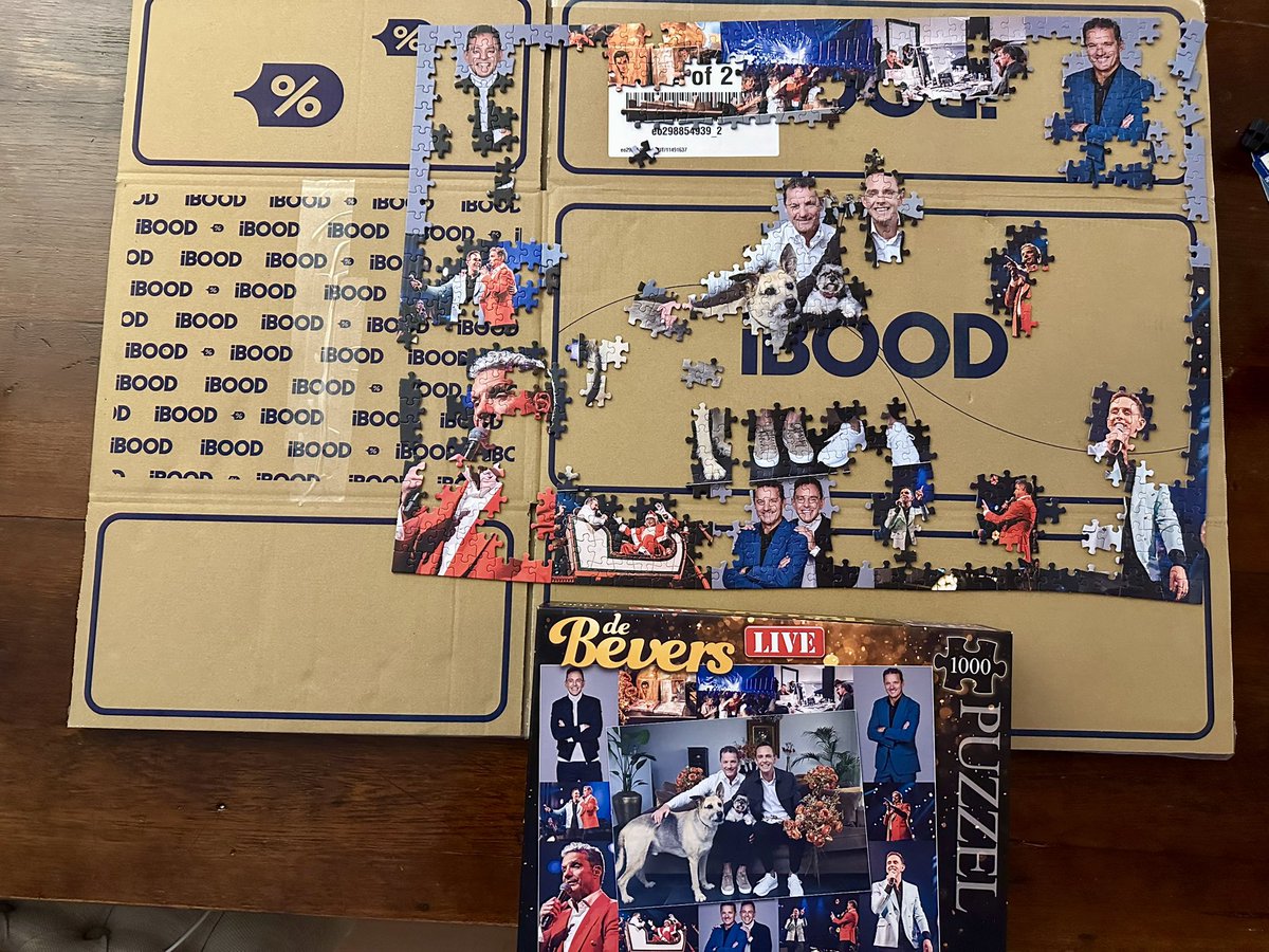 Jeroen6714161's tweet photo. Verjaardagscadeau en dacht ‘oh, dat doe ik wel even’. Maar jeetje wat is deze puzzel lastig. Ieder puzzelstukje vastpakken, op het voorbeeld zoeken waar het stukje gelegd moet worden en dan 1000 stukjes 🤯
Het zal nog wel een tijdje duren voordat deze puzzel gelegd is. #debevers https://t.co/l31uLHUDlG