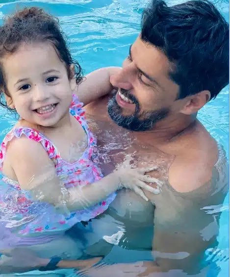 ABSURDO o que estão fazendo com a família do cowboy! a esposa e a filha do cowboy estão sendo vítimas de ameaças de m*rte e estupr*. 

pra defender o velho de 96 anos teve textão o dia inteiro, agora pra vir defender uma criança que não tem nada com isso não aparece uma pagina