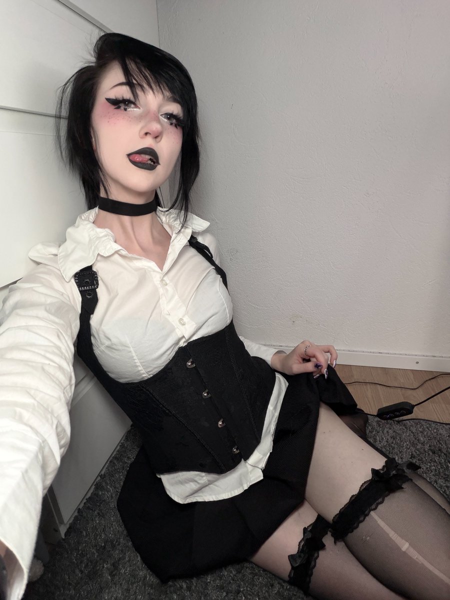 Nana 🌙💜 asmrtist & vtuber 🐰🪽 tweet media