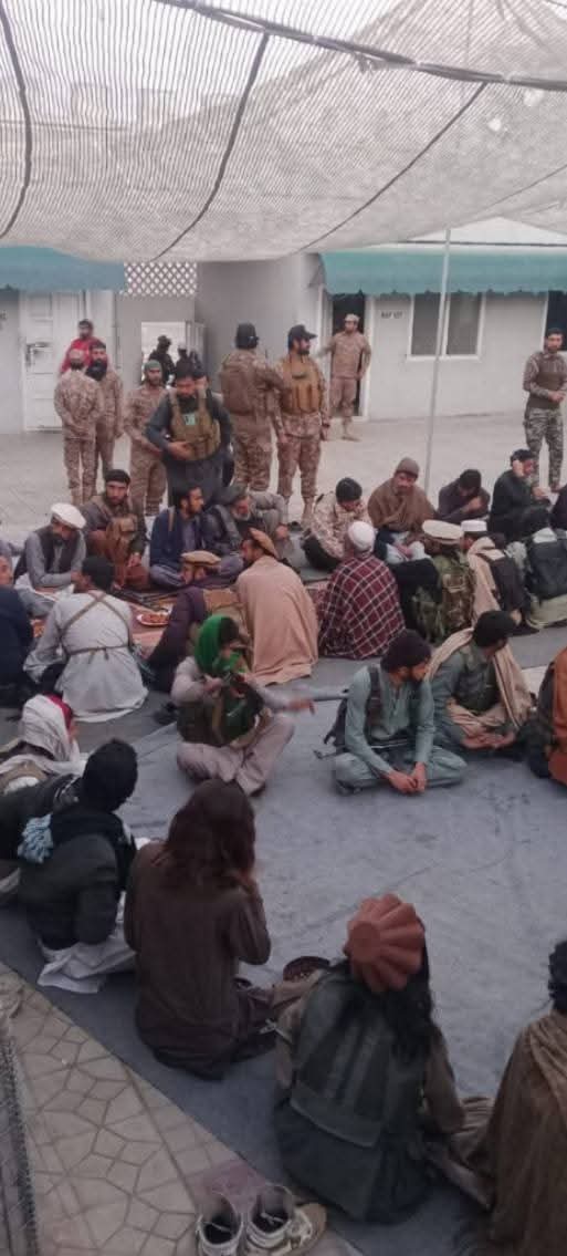 sohailnoorkhan's tweet photo. پاکستان غواړي چې دواړه پ��تانه سره وجنګوي.
نن پاکستاني پوځیانو د کرمې ځوانان مسلح کړي دي او د فرضي کرښې خوا ته یې بوولي دي، ترڅو په تالبانو یې کوتره کړي.
نن د ماښام روژه ماتی هم دوی یوځای سره کړی وو. https://t.co/BNav9zPy9A