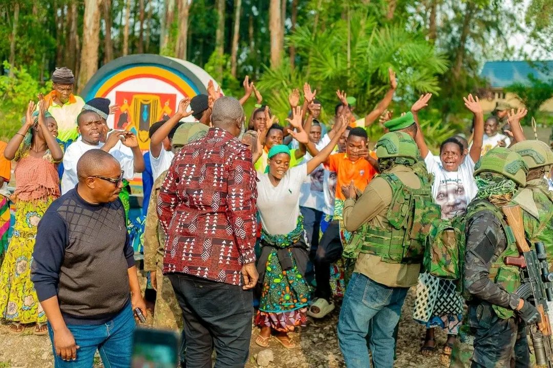 JustinNsengima's tweet photo. KIWANDJA : ACCUEIL TRIOMPHAL DU GOUVERNEUR BAHATI MUSANGA ERASTO PAR LE MWAMI DE LA CHEFFERIE DE BWISHA 👇
La cité de Kiwanja a réservé un accueil chaleureux et triomphal au Gouverneur Bahati Musanga Erasto, lors de son arrivée officielle dans la chefferie de Bwisha.
À cette occasion, le Mwami de la chefferie de Bwisha a exprimé sa reconnaissance et son soutien aux efforts déployés pour la stabilité, la sécurité et le développement du territoire. Entouré des notables coutumiers, des autorités locales et d’une foule nombreuse, il a salué l’engagement du Gouverneur en faveur de la paix et de la cohésion sociale dans la province du Nord-Kivu.
Dans son allocution, le Gouverneur a remercié les autorités coutumières et la population de Bwisha pour cet accueil mémorable, réaffirmant sa détermination à travailler en étroite collaboration avec les leaders locaux afin de répondre aux préoccupations prioritaires de la communauté.
Cette rencontre symbolise le renforcement des liens entre l’autorité provinciale et les institutions coutumières, dans une dynamique de gouvernance participative et de développement durable au Nord-Kivu.
#NordKivu #Kiwanja #Bwisha #BahatiMusanga #Unité #Développement #CohésionSociale #RDC