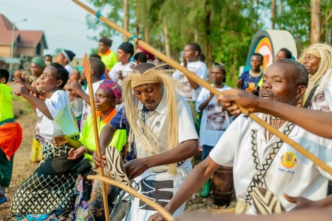 JustinNsengima's tweet photo. KIWANDJA : ACCUEIL TRIOMPHAL DU GOUVERNEUR BAHATI MUSANGA ERASTO PAR LE MWAMI DE LA CHEFFERIE DE BWISHA 👇
La cité de Kiwanja a réservé un accueil chaleureux et triomphal au Gouverneur Bahati Musanga Erasto, lors de son arrivée officielle dans la chefferie de Bwisha.
À cette occasion, le Mwami de la chefferie de Bwisha a exprimé sa reconnaissance et son soutien aux efforts déployés pour la stabilité, la sécurité et le développement du territoire. Entouré des notables coutumiers, des autorités locales et d’une foule nombreuse, il a salué l’engagement du Gouverneur en faveur de la paix et de la cohésion sociale dans la province du Nord-Kivu.
Dans son allocution, le Gouverneur a remercié les autorités coutumières et la population de Bwisha pour cet accueil mémorable, réaffirmant sa détermination à travailler en étroite collaboration avec les leaders locaux afin de répondre aux préoccupations prioritaires de la communauté.
Cette rencontre symbolise le renforcement des liens entre l’autorité provinciale et les institutions coutumières, dans une dynamique de gouvernance participative et de développement durable au Nord-Kivu.
#NordKivu #Kiwanja #Bwisha #BahatiMusanga #Unité #Développement #CohésionSociale #RDC