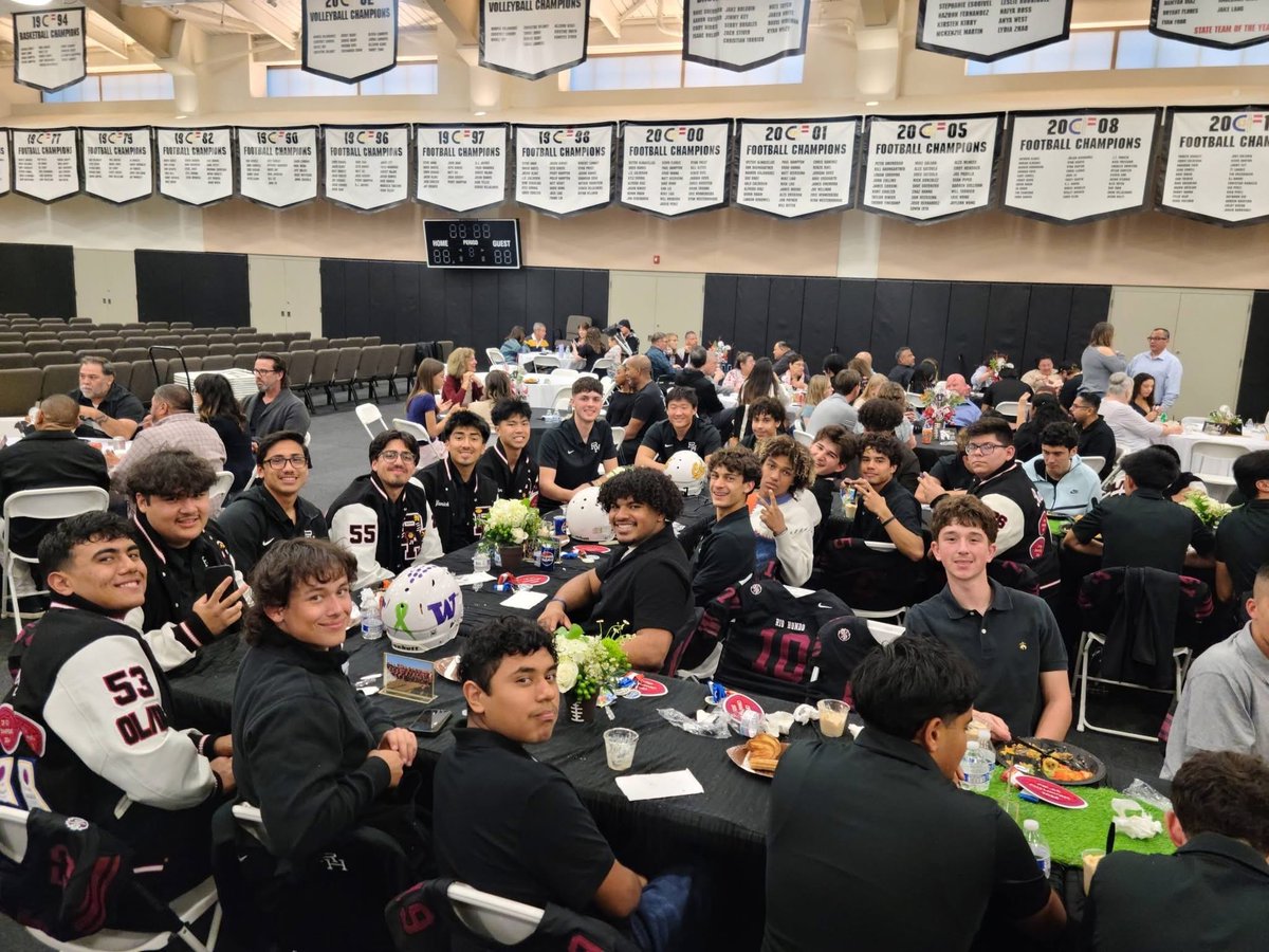 sharlaseto's tweet photo. Celebrated the end of an era for a special senior class 3x 🏆 🏈 Words of gratitude were expressed, awards given, an amazing highlight film by @ChargeToKeep.. but most of all the Lord was lifted up! Cant believe Senior season is loading for @TSeto86072! But first ⚽️! Let’s go! https://t.co/puZrGvEWEx