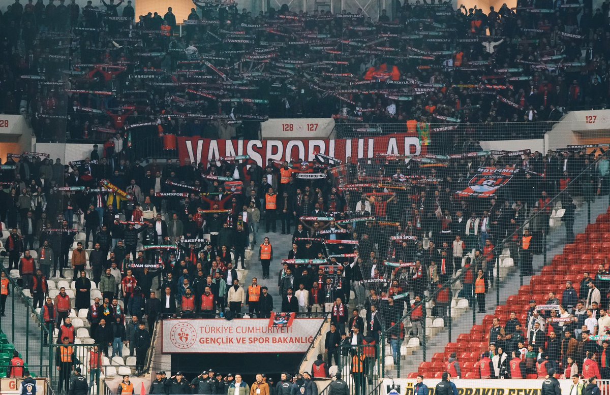 Teşekkürler büyük #Vanspor taraftarı.

❤️🖤

#Vansporlular