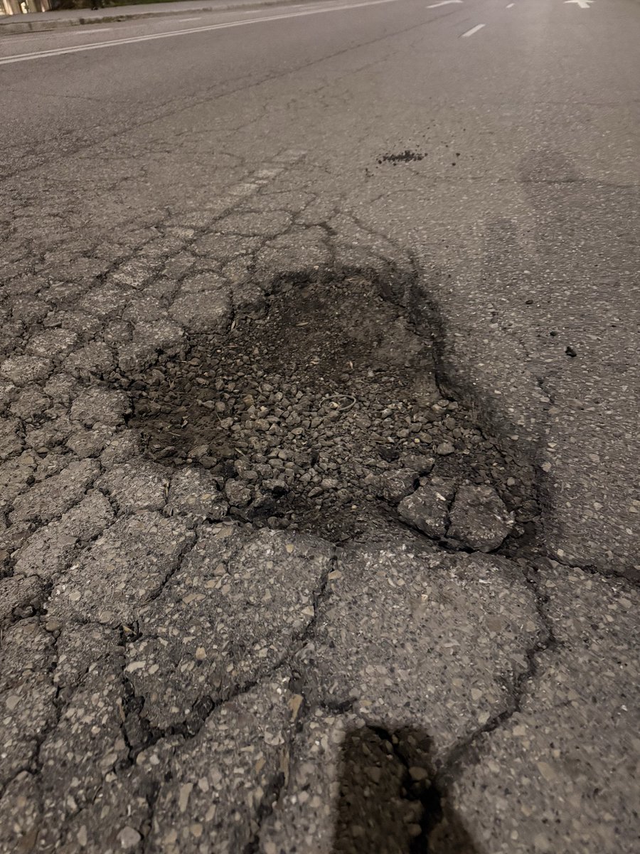 juangcarpallo's tweet photo. Y así se encuentras las calles de León, bien mantenidas gracias a nuestros impuestos , nada de señalización no siendo que igual… resultado: reventón de rueda.
Que claro tendrá que pagar el
Contribuyente. Gracias @AytoLeon  gracias @JADIEZLEON https://t.co/ZWH5toh8kW