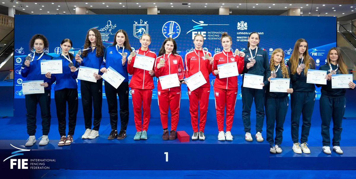 magda_fencing's tweet photo. Awww dziewczyny zostały Mistrzyniami Europy U17!!! 
Kobieca szpada rządzi 🤍❤️
Póki co zawody w Tbilisi dobre dla drużyn U17, oby tak samo walczyli juniorzy. 
📷FIE 
#europeanchampionships https://t.co/xsB98fdiX0
