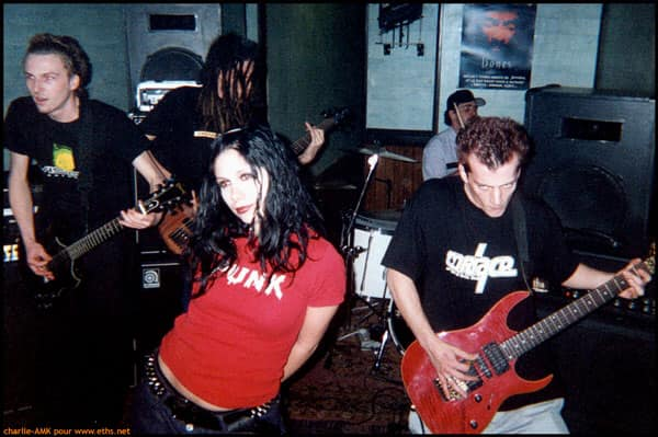 loudernowfr's tweet image. Eths (nu metal) vient de poster cette photo sur sa page Facebook ! Après @Pleymo_Officiel et @enhancermusic, le groupe serait-il lui aussi en train de préparer son retour ?

"Do you remember ?

12/04/2002 Nantes 🔥

#ETHS #livemusic #metalmusic".