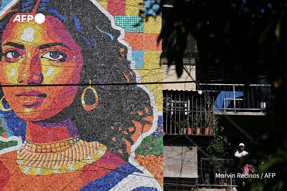 “Oscar Olivares”

Porque el artista venezolano creó un mural con tapas de botellas de plástico en un edificio de apartamentos en Mejicanos, El Salvador. La obra, de más de 13 metros de altura, es considerada el mural de tapas de botellas más alto del mundo.