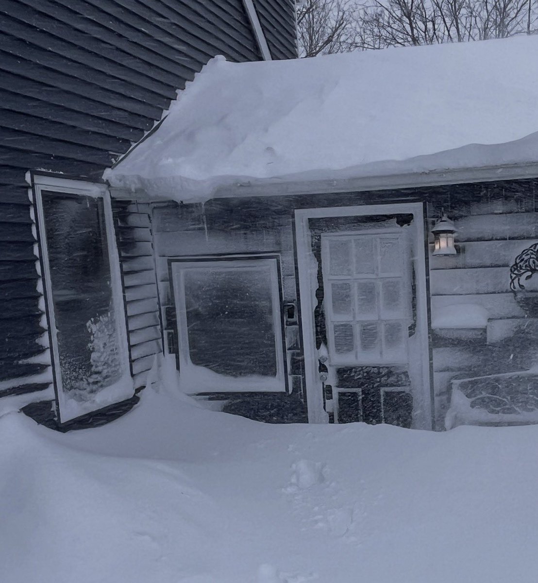 FreeAgent79's tweet photo. @WX1BOX 
13.0” of snow in Woburn, MA as of 2:30 pm, 2-23-2026 https://t.co/YLMup7yaRB