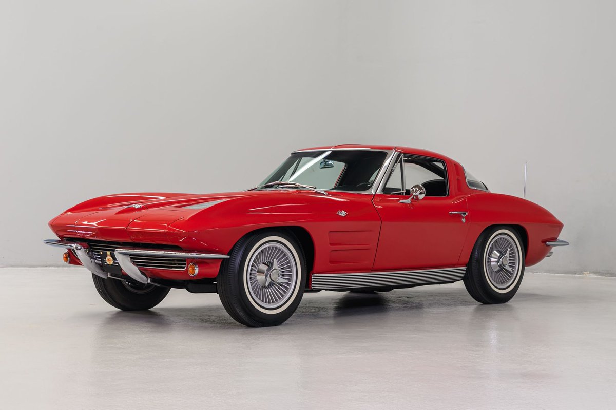 Draghub1's tweet image. 🌟 Split-Window Beauty: 1963 Chevrolet Corvette Sting Ray! ✨

Specs:
• Engine: 327 cu in V8
• HP: 360
• 0-60 mph: 6.0s
• Top Speed: 140 mph

Game-changing design! ❤️ #Corvette #ClassicCars