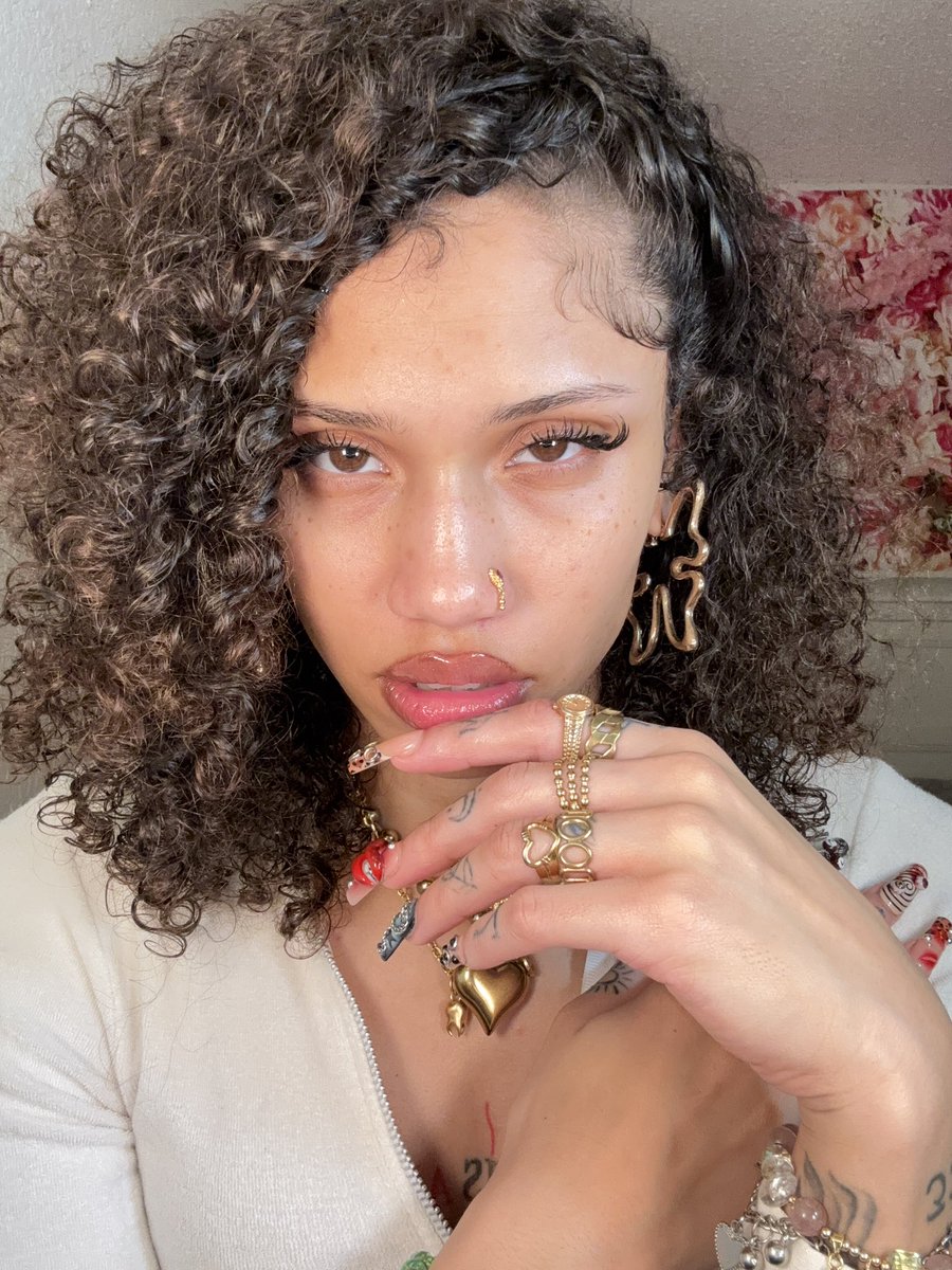 мαяιαн ѕα∂є (shawtyy) tweet media