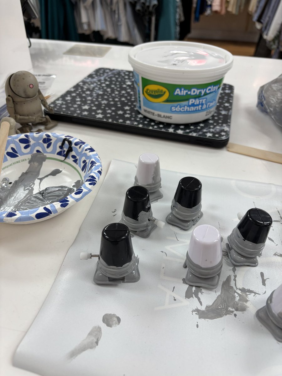 no customers out &amp; abt today so u know what that means…. time for guavie to get up to some bullshit on da clock 😜