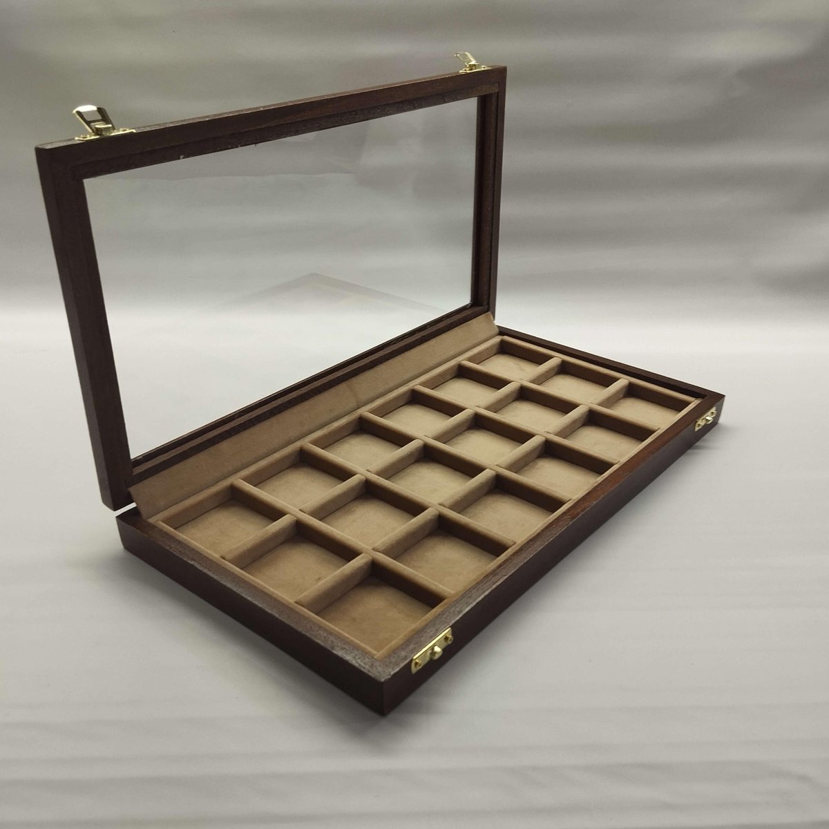 CoinsandMoreIT's tweet photo. Elegant handcrafted box 🇮🇹
18 slots (50×50 mm) with velvet lining &amp; glass lid.
Perfect for coins, medals, or precious items.
No solvents. Fully handmade.
🔗 https://t.co/Y45uOWnFLw
#numismatics #collectibles #handcrafted #displaybox #madeinitaly https://t.co/T7OCUsj85s https://t.co/eHrhSSqIfo