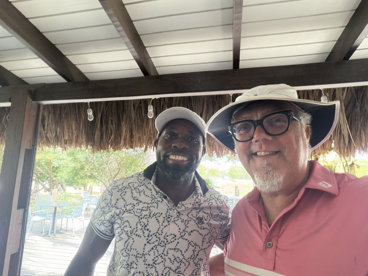 joskeijsper's tweet photo. Churandy Martina zag mij golfen en wilde, heel begrijpelijk, even met mij op de foto!🤣. #bluebay #golf #churandymartina #ambassadeur #curacao https://t.co/1sZA9aTC0I