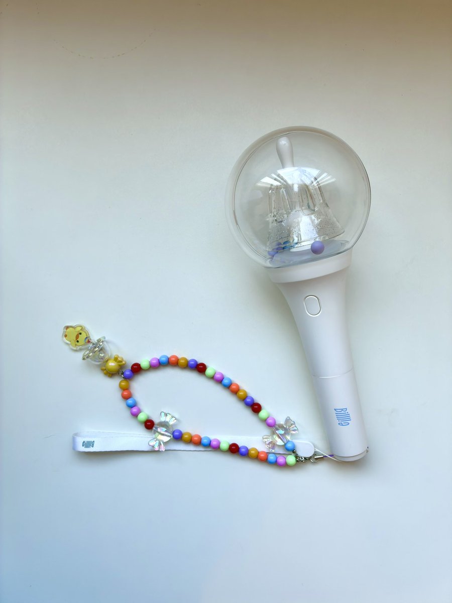 sinbcaptor's tweet photo. Bônus: Mais fotinhas do strap da BonBon no lightstick do Billlie ❤️ https://t.co/ZcE89FCpr8