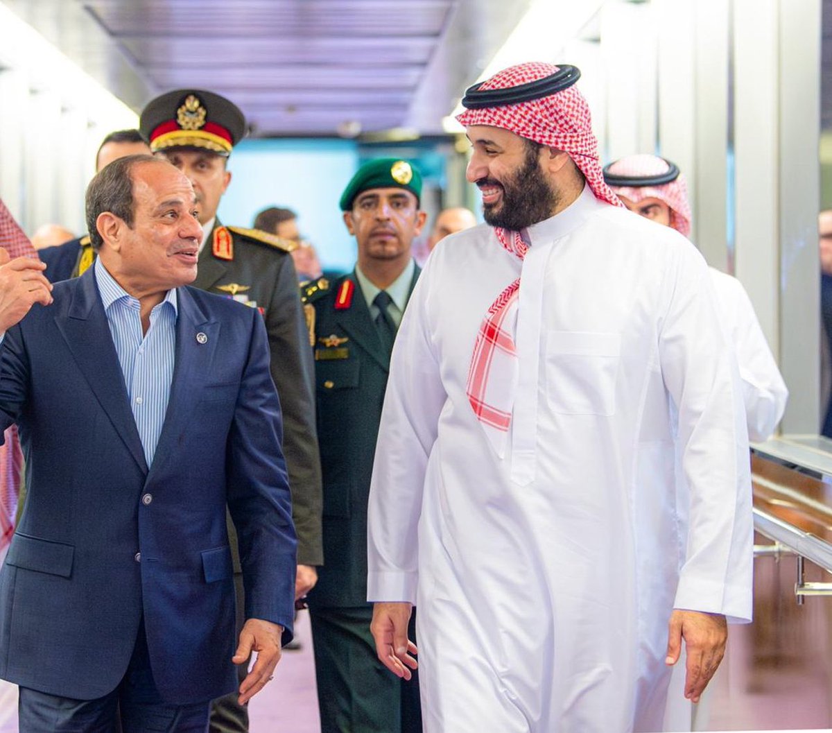 ulumsaudi's tweet photo. مشهد أخوي في جدة.. ولي العهد في مقدمة مودّعي الرئيس السيسي

#السيسي #ولي_العهد #السعودية_مصر https://t.co/1Jsj14ZFFq