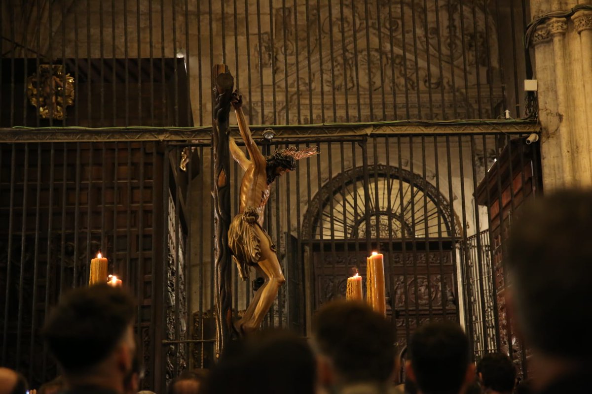 #radiotubecofrade 
📌 El Santísimo Cristo de la Buena Muerte <a href="/HdadHiniesta/">Hermandad de La Hiniesta</a> en el rezo de las estaciones del Vía Crucis dentro de la Santa Iglesia Catedral. 
📸 <a href="/Alejandrocp99/">Alejandro del Castillo Perujo</a>
#ViaCrucisSevilla26
#BuenaMuerte #TDSCofrade #Sevilla