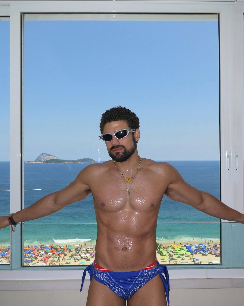 rebertso's tweet photo. Carnaval no Rio https://t.co/9HYOBRtXtR