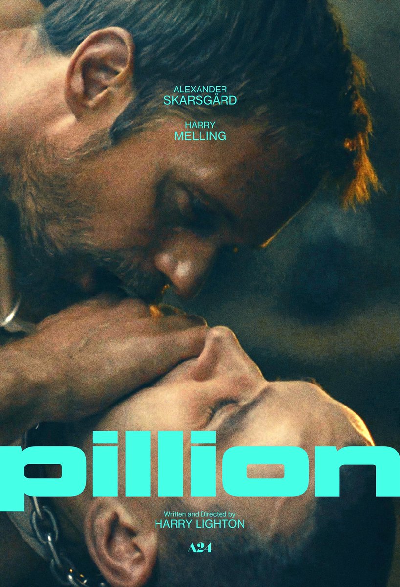 Si la curiosidad o la simple disponibilidad te llevaron a ver la serie “Heated Rivalry”, entonces te recomiendo que veas la película “Pillion” (Pasajero). La segunda, en mi opinión, con mayores detalles de veracidad y honestidad que la primera. Aunque con los mismos de dominación