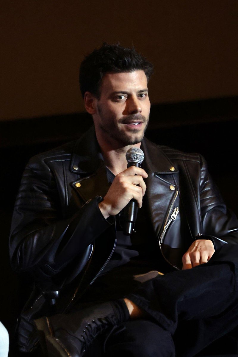 françois appears in three different shows/movie nominated for glaad awards and the homophobic hr fandom doesn't want him to go? lol.