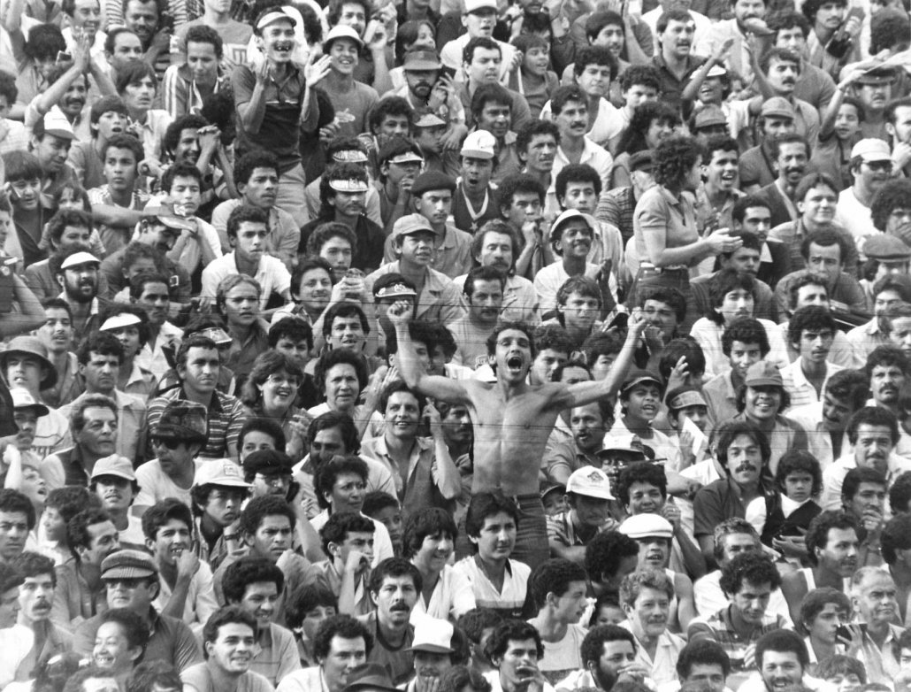 UniversoCentro's tweet photo. Antes de las barras bravas, de los trapos, de las orquestas, las requisas, los machetes escondidos y las anécdotas sangrientas de los viajes por carretera, la gente iba al estadio simplemente a ver fútbol y a comer paleta. En los años 60, una de las tribunas que recibía a los antioqueños aficionados al balompié tenía el nombre de una guerra y un país partido en dos: Corea. 

Este texto de Gonzalo Medina recuerda los inicios de la vida futbolera en el Atanasio Girardot y los nombres de las figuras que tuvo el placer de ver desde la tribuna sur. Léalo aquí: https://t.co/NshMggf84c