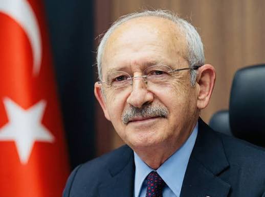 AybasOzgur's tweet photo. Son Dakika: Son bir yıldır şahsım hakkında ortaya atılan, partimizin geleceği ve yönetimine ilişkin “mutlak butlan” iddiaları başta olmak üzere, çeşitli çevrelerce dile getirilen mesnetsiz söylemler hakkında kamuoyuna açıklama yapma gereği doğmuştur.

Cumhuriyet Halk Partisi, bu ülkenin kurucu partisidir. Kuruluşun ve kurtuluşun öncüsüdür. Dünyanın en köklü siyasi hareketlerinden biri olarak, Türkiye Cumhuriyeti’nin temel değerlerinin teminatıdır. Partimizin iktidara yürüdüğü bu tarihi süreçte, ben de eski bir genel başkan olarak, her zaman bir nefer sorumluluğuyla hareket edeceğim.

“Oğlum” dediğim Ekrem İmamoğlu için bugüne kadar ifade ettiğim sözlerin arkasındayım. Aynı şekilde, bugün partimizin genel başkanlığı görevini onuruyla sürdüren Özgür Özel’in bu sancağı büyük bir sorumluluk ve kararlılıkla taşıdığına inanıyorum. Süreci, devrimci ve sosyal demokrat bir anlayışla, alnının akıyla yürütmektedir.

İhtiyaç duydukları her an yanlarında olacağım. Bizler, parti geleneğini bilen, sorumluluğun ağırlığını omuzlamaktan kaçınmayan, gerektiğinde bedel ödemekten geri durmayan kadrolarız. Çünkü bizler, Mustafa Kemal Atatürk’ün yol arkadaşlarıyız.

Türkiye’nin geleceği için mücadelemiz kararlılıkla sürecektir.
Der mi sizce