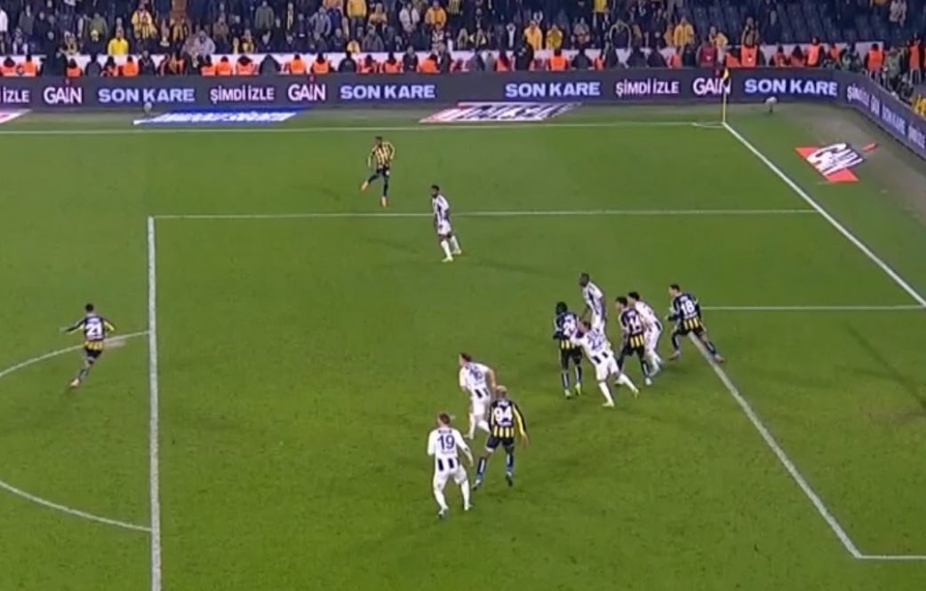 Mert Müldür net bir şekilde ofsayt pozisyonunda. Yasin Kol bugün, Galatasaray’a uygulanan pasif ofsayt uygulamasını Fenerbahçe’ye uygulamayarak İbrahim Hacıosmanoğlu’nun gönül verdiği takıma 1 puan hediye etmiştir.