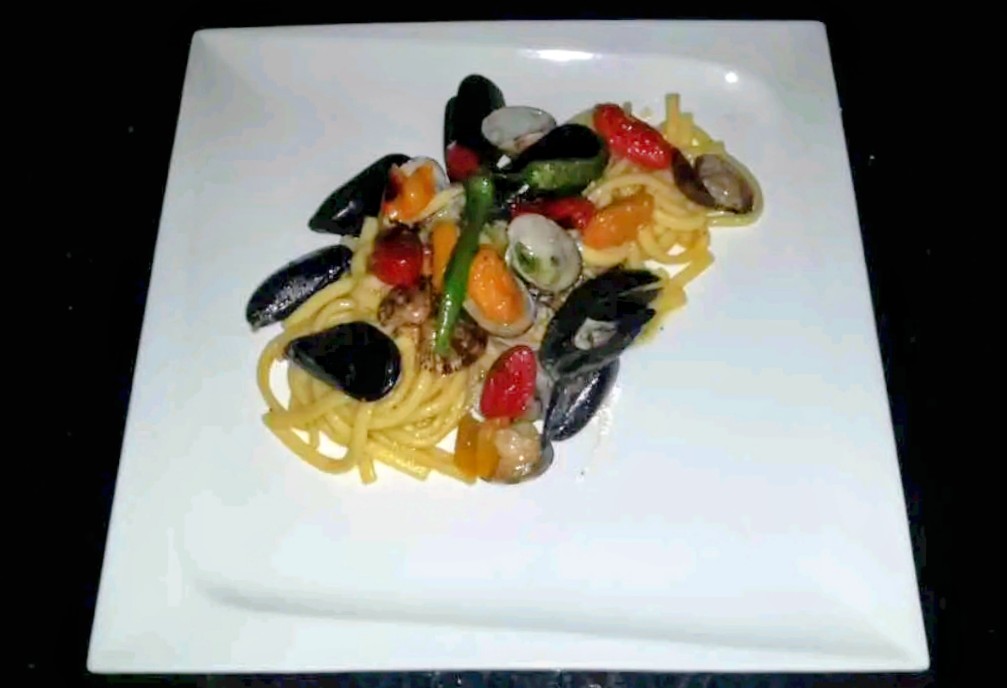 X mi ricorda della dieta :
Scialatielli con datterini confit  gialli e rossi , peperoncini verdi , cozze e vongole ... 🤣🤦🏾