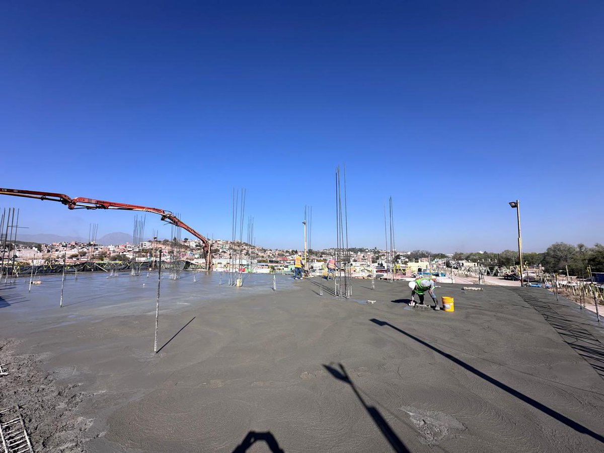 EVillegasV's tweet photo. Así nos amaneció el gigante del hospital de Santiago Papasquiaro: colando la penúltima parte de la loza y alcanzando ya casi el 30% de avance. 🏗️💪
¡Paso a paso, esta gran obra sigue creciendo! https://t.co/7K3MjUZqQA