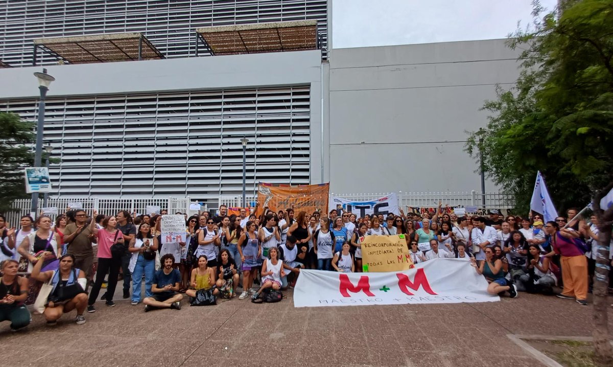 AdemysPrensa's tweet photo. Concentración en el Ministerio de Educación de CABA denunciando el despidos de 50 docentes del programa Maestro+Maestro, cumpliendo la tarea de alfabetización y acompañamiento a lxs maestrxs de grado de Primer Ciclo de las escuela primarias. https://t.co/CiEqs10P5d