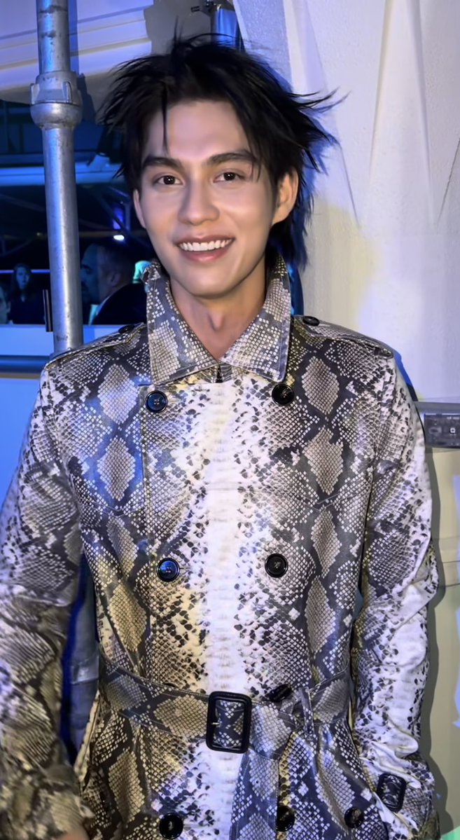 Okay, you are sexy!!! 🫠🔥

BRIGHT LFW 2026
#BurberryAW26xBRIGHT
#Burberry
#BurberryxBRIGHT
#bbrightvc