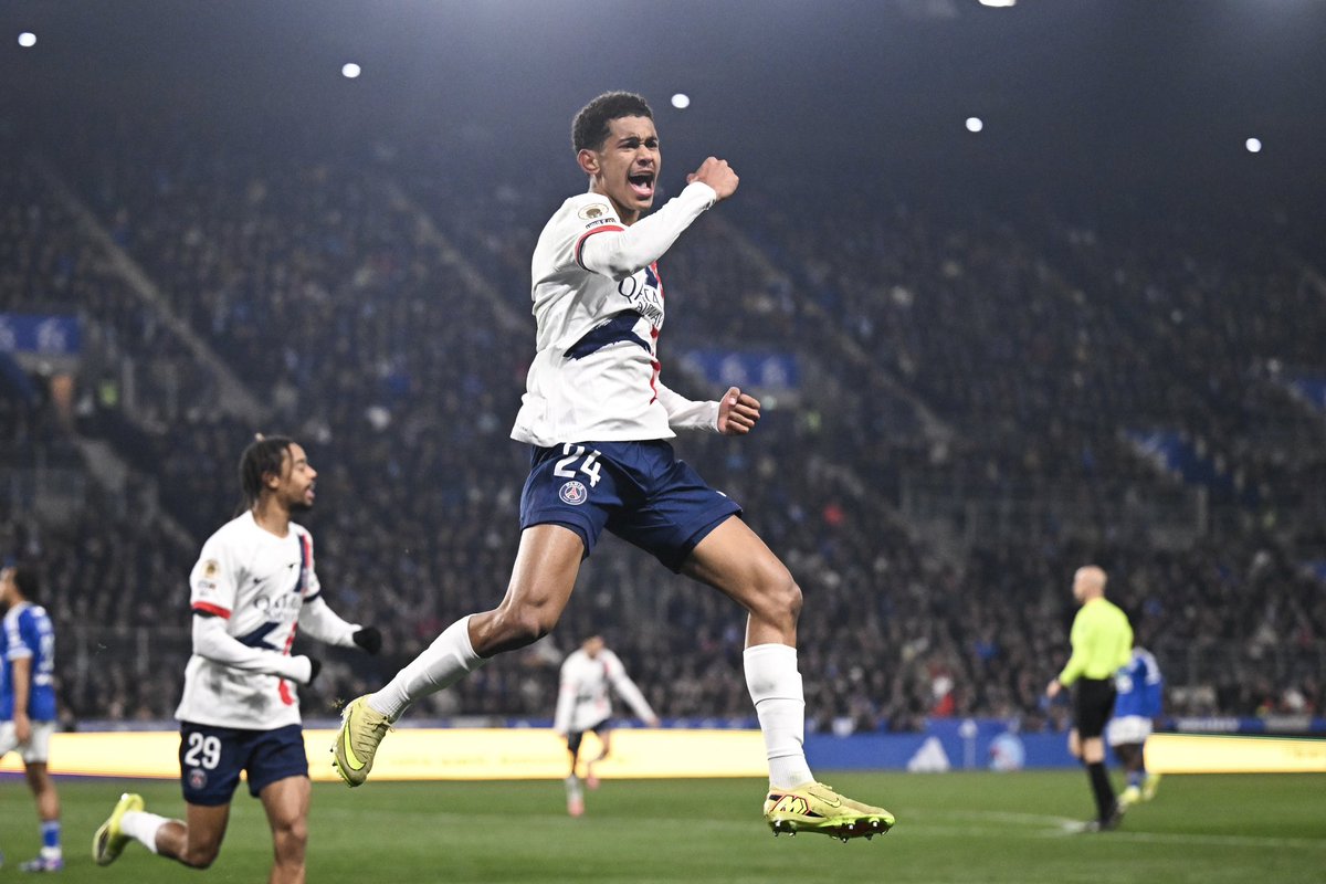 ActuFoot_'s tweet photo. 🚨 𝗦𝗘𝗡𝗡𝗬 𝗠𝗔𝗬𝗨𝗟𝗨 🇫🇷 𝗡’𝗔 𝗣𝗔𝗦 𝗢𝗨𝗩𝗘𝗥𝗧 𝗟𝗔 𝗣𝗢𝗥𝗧𝗘 𝗔̀ 𝗨𝗡 𝗗𝗘́𝗣𝗔𝗥𝗧 𝗘𝗧 𝗣𝗥𝗜𝗩𝗜𝗟𝗘́𝗚𝗜𝗘 𝗟𝗘 𝗣𝗥𝗢𝗝𝗘𝗧 𝗗𝗨 𝗣𝗦𝗚 ! ❤️💙

L’aspect financier n’est pas la priorité du joueur, pour qui son souhait numéro 1 est de jouer.

S’il avait privilégié l’aspect financier, le Français aurait signé à Dortmund qui lui proposait, à l’époque, un contrat bien plus important que son premier contrat professionnel au PSG. 💰

🗞️ @Djaameel_ @FabriceHawkins