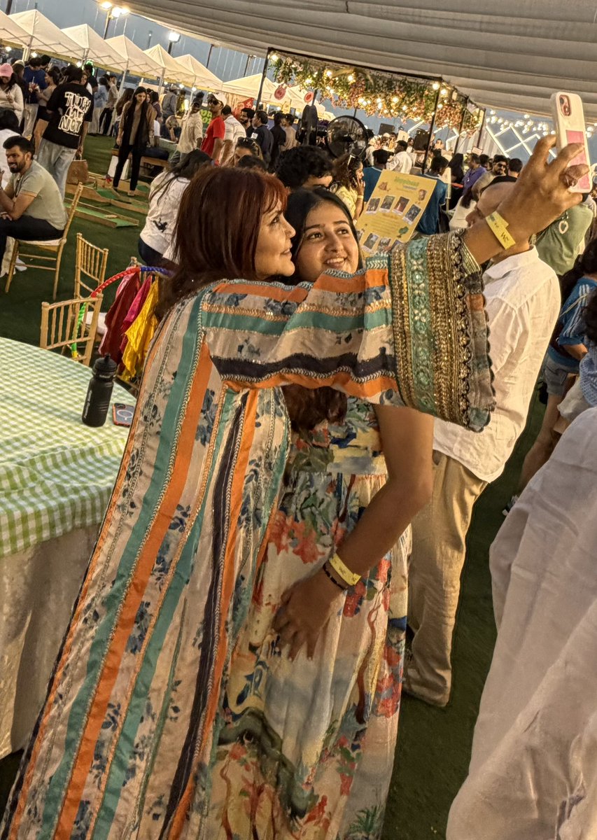 Resplendent @harmonybythesea_ with @alekhaadvanija #seaside #wellness celebration with #friendslikefamily on a #sunshinesunday &amp; my absolute fav @adsingholive 

#nishaJamVwal