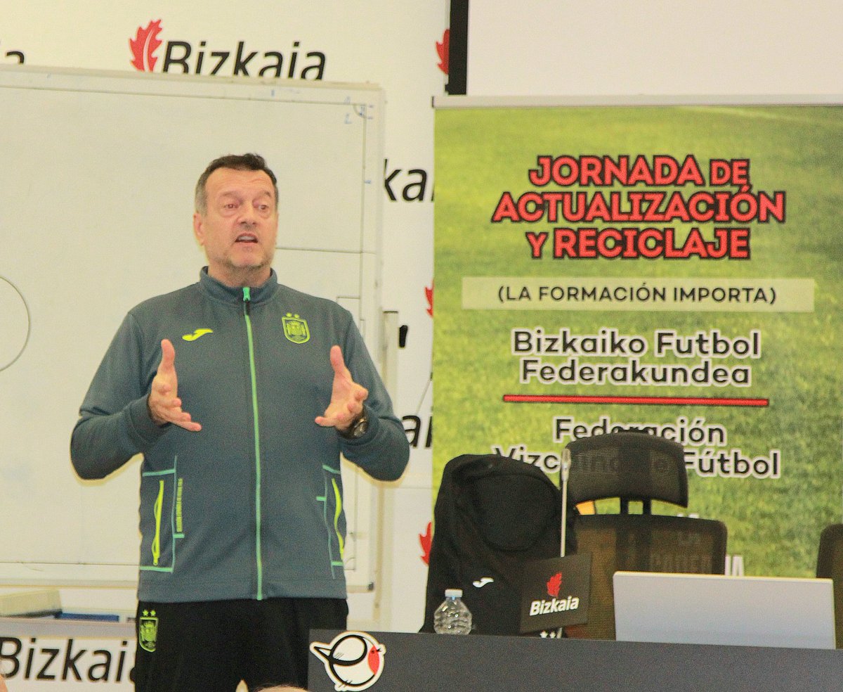 EntrenadoresBiz's tweet photo. El seleccionador absoluto de fútbol sala, Jesús Velasco, ha explicado al casi medio centenar de entrenadores que han participado en la jornada de Actualización y Reciclaje, sus vivencias durante la obtención de la Copa de Europa.
Velasco ha cerrado una gran tarde de formación. https://t.co/AVctJXfDe8