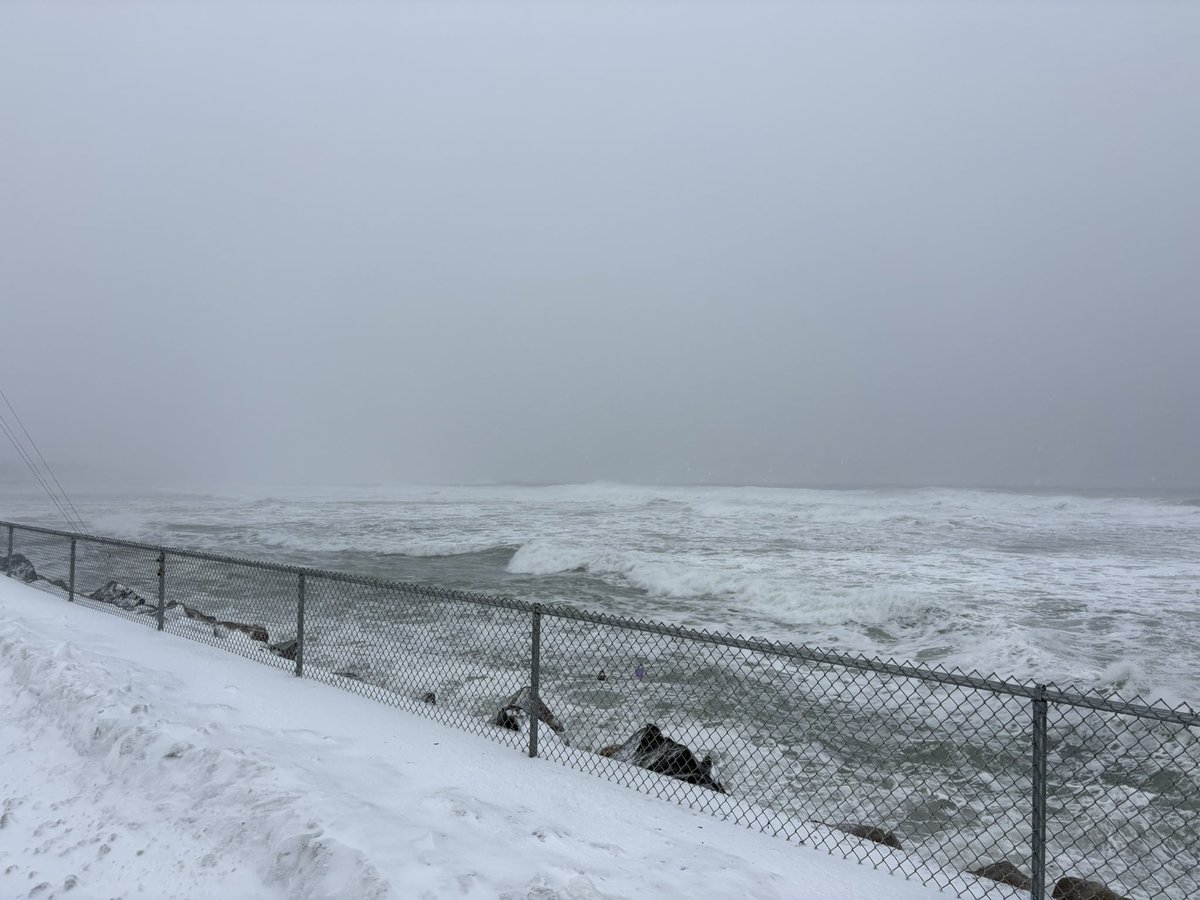samwgme's tweet photo. We are approaching high tide at Wells Beach. In addition to the blizzard conditions, the southern York County coastline is also under a coastal flood warning. https://t.co/Q4q1lSrTZ7