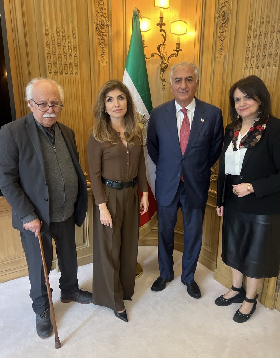 HajizadehMoloud's tweet photo. تنی چند از ۵۷‌ی‌ها و پیوستگان ایدئولوژیکشان از دیدار داریوش آشوری برآشفته و حمله‌ور شدند؛ جماعتی جزم‌اندیش که متوهمانه خود را محل داوری تاریخی می‌انگارند!
ما نسلی که تفکر شما مایه تهوع‌ ماست، آشوری را چون روشنفکری آزاداندیش و پدری نگران آینده سرزمینش، محکم در آغوش می‌کشیم. https://t.co/7fFKOGtpMl
