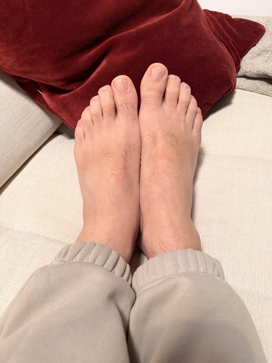 So, what’s that thing now? #feet 👣 is the main, right?