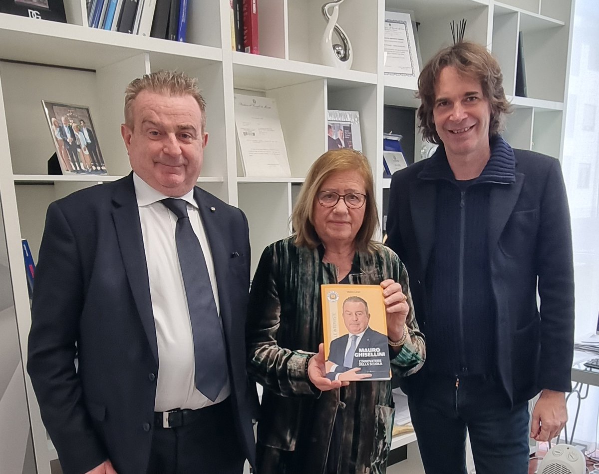 LinariMarco's tweet photo. Approfittando della visita a Busto Arsizio di Paola #Frassinetti, sottosegretario al #ministero dell’Istruzione e del Merito, io e Mauro Ghisellini (direttore di ACOF e consigliere del ministero) le abbiamo consegnato una copia del libro-intervista “L’innovatore della #scuola”. https://t.co/wNuzmKUSd1