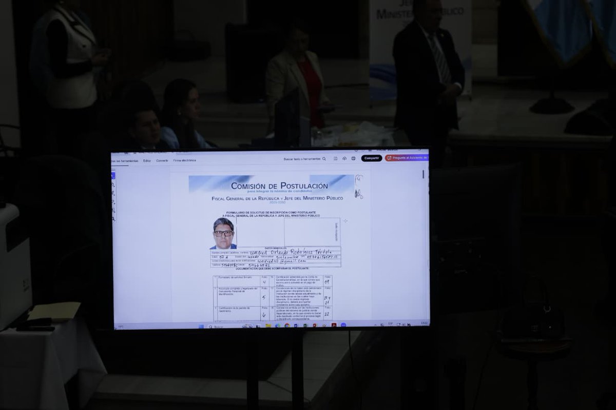 #EnElPaísDCA |  La Postuladora del MP revisa el segundo expediente que corresponde al postulante Walfred Orlando Rodríguez Tórtola.

✍ <a href="/hquinoDCA/">Hedy Quino DCA</a> 
📷 <a href="/mdelcidDCA/">Manuel Del Cid</a>