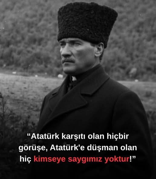 Ahhhh… 💞
O cümle yüreğimi paramparça ediyor her seferinde…
1938’de bir güneş battı…
Ve o günden beri biz, gözlerimiz nemli, içimizde derin bir sızı, alacakaranlıkta yürüyoruz…
10 Kasım 1938…
Dolmabahçe’nin o soğuk odasında, son nefesini verdiğinde…
Sadece bir adam gitmedi.