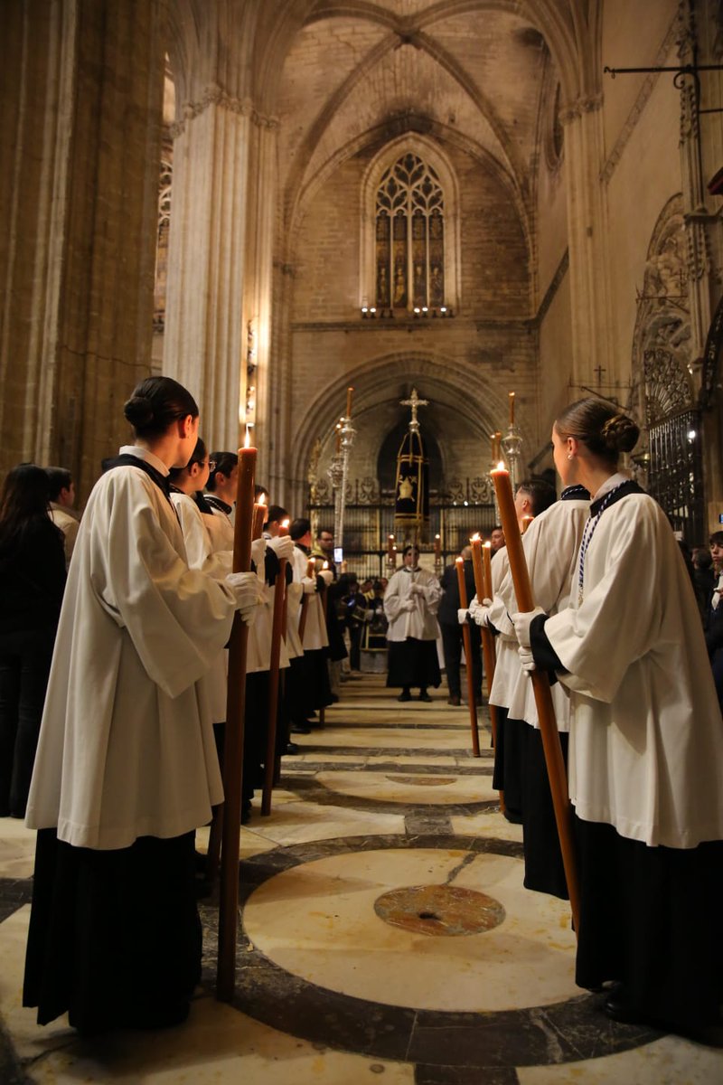 VII ESTACIÓN: JESÚS CARGA CON LA CRUZ 📖 La cruz, antes escándalo y negación, es ahora signo de victoria y esperanza.

✝️ <a href="/DoloresdelCerro/">Dolores del Cerro</a>
🗣️ Lectura a cargo de <a href="/LanzadaSevilla/">Hermandad de la Sagrada Lanzada</a>

📸 <a href="/Alejandrocp99/">Alejandro del Castillo Perujo</a>

#ViaCrucisSevilla26