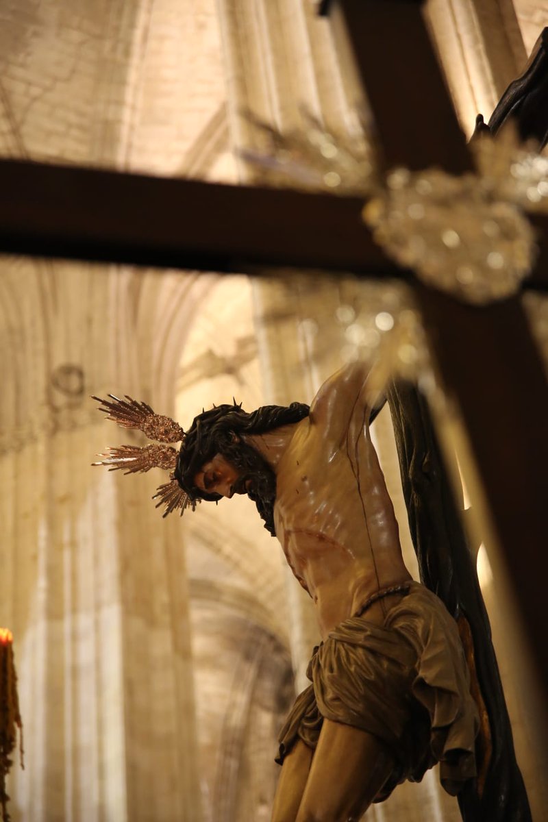 VIII ESTACIÓN: EL CIRINEO AYUDA A JESÚS A LLEVAR LA CRUZ 📖 Jesús vence al mal aceptando hasta el fondo la debilidad del amor.

✝️ <a href="/HdadBuenFin/">Hdad. Sacramental del Buen Fin</a>
🗣️ Lectura a cargo de <a href="/CristoDeBurgos/">Hdad. del Cristo de Burgos</a>

📸 <a href="/Alejandrocp99/">Alejandro del Castillo Perujo</a>

#ViaCrucisSevilla26