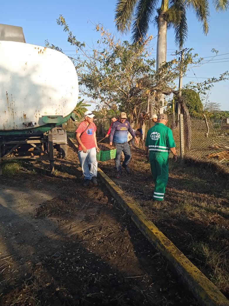 Los trabajadores del área de GLP contribuyendo a las labores de higienización y embellecimiento en la UEB Transportación Cabaiguán .
#TrabajadoresProtagonistas
#CubaEstaFirme